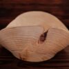 Tenkostěnná miska ze dřeva cypřišku s přírodním okrajem bez kůry.