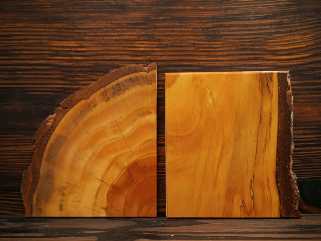 Cedrové dřevo s povrchovou úpravou