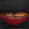 Spaltovaná ořechová miska (23 × 7 cm) s červenou krakeláží, černými prasklinami a přirozenou kresbou uvnitř.